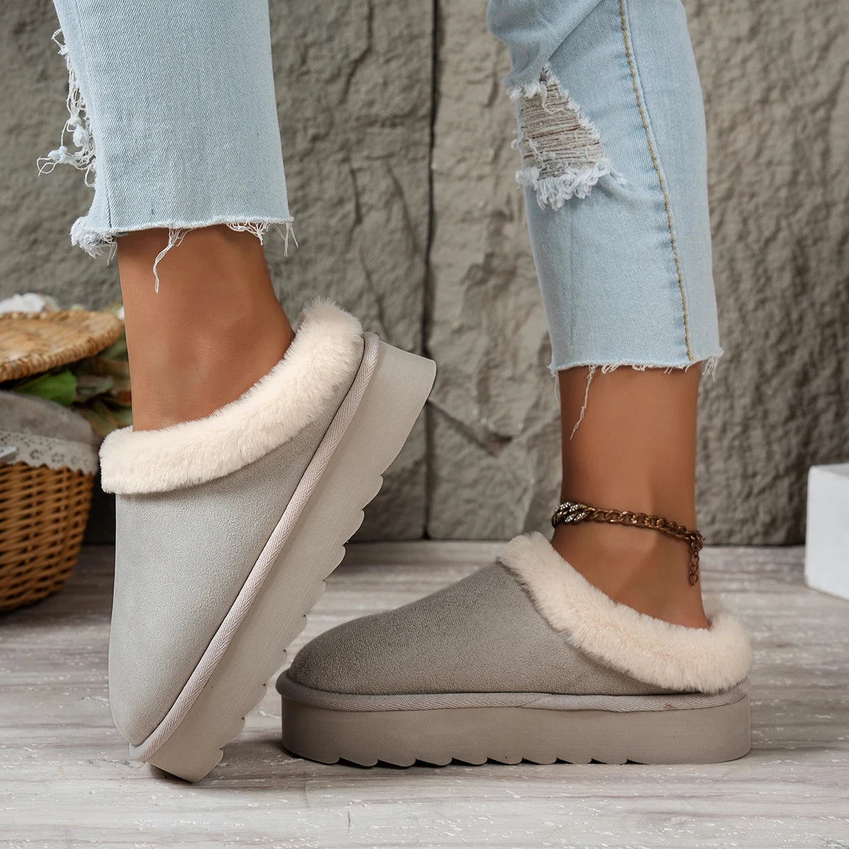 Winter fashion women's fluffy thick-soled casual shoes, thick-soled indoor anti-slip and warm with fur lining