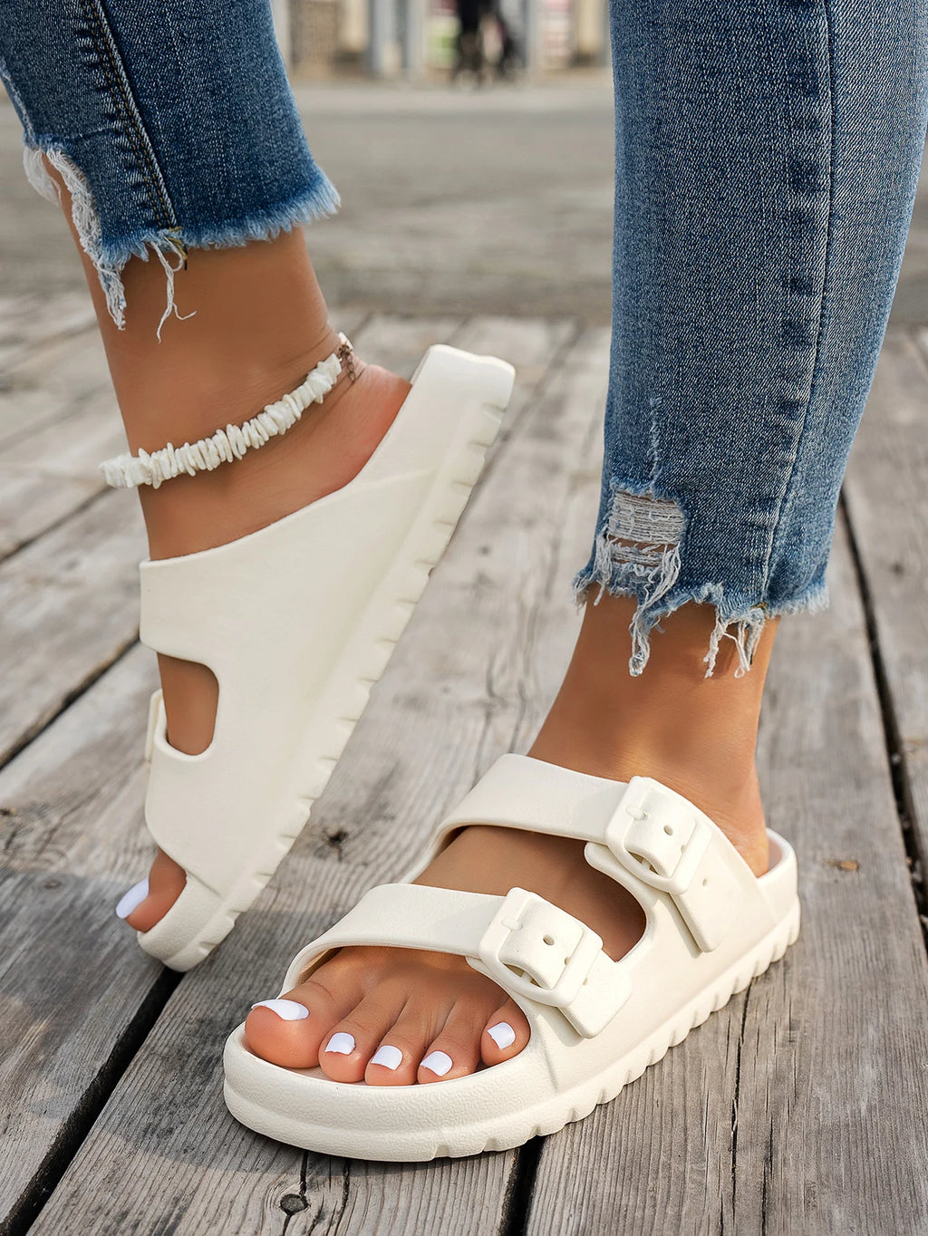 Women's New Summer Style Classic Simple Solid Color Thick-Soled Casual Eva One-Piece Buckle Flat Slip-On Beach Hollow Breathable Slippers Suitable for Outdoor and Home Use, Comfortable and Lightweight Slide-On Slippers