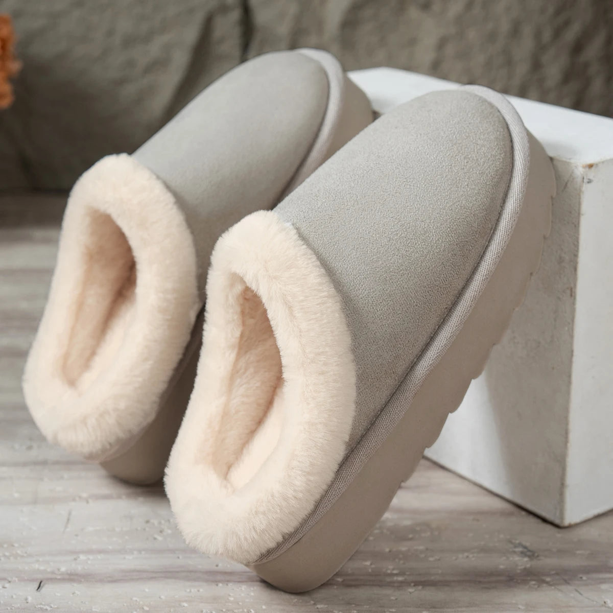 Winter fashion women's fluffy thick-soled casual shoes, thick-soled indoor anti-slip and warm with fur lining