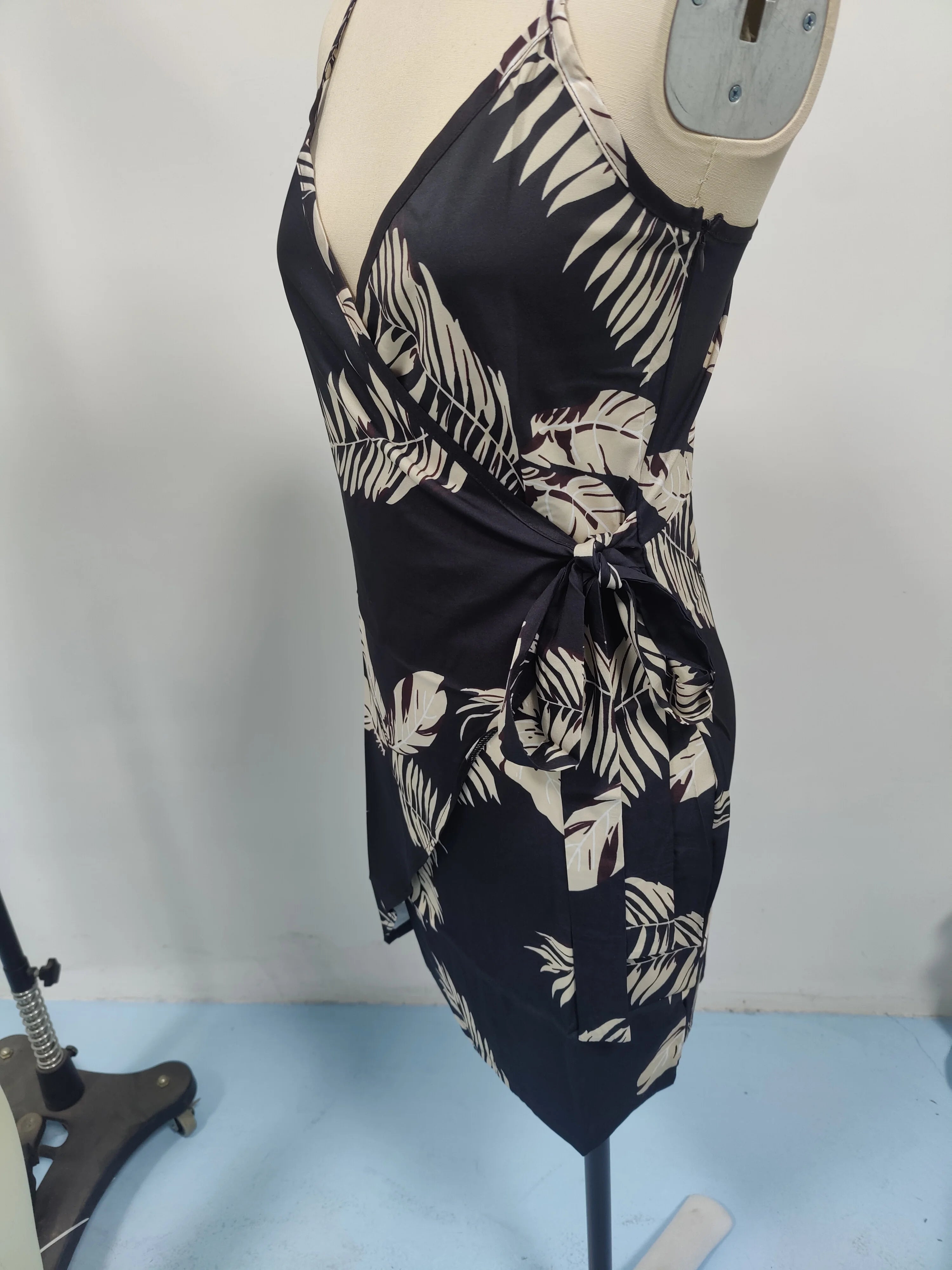 Women's Sexy V-Neck Spaghetti Strap Bodycon Dress, Slim Fit Party Dress with Waist Belt, Summer Cocktail Dress