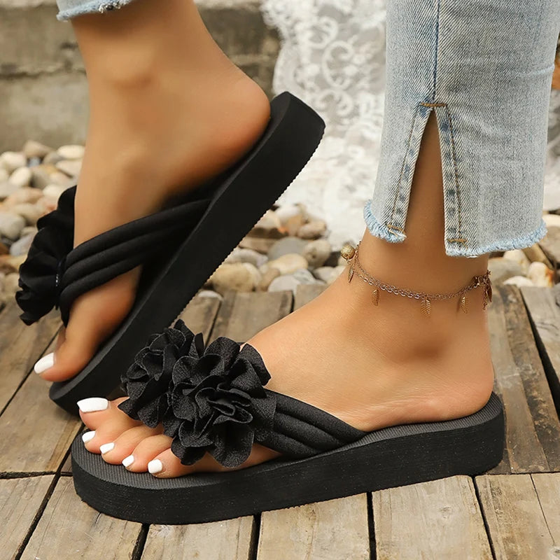 סנדלי פלטפורמה עם קישוט פרחים לנשים, 2026 קיץ, סנדלים קלות עם אצבעות קליפ, סוליית EVA, סנדלים חיצוניות