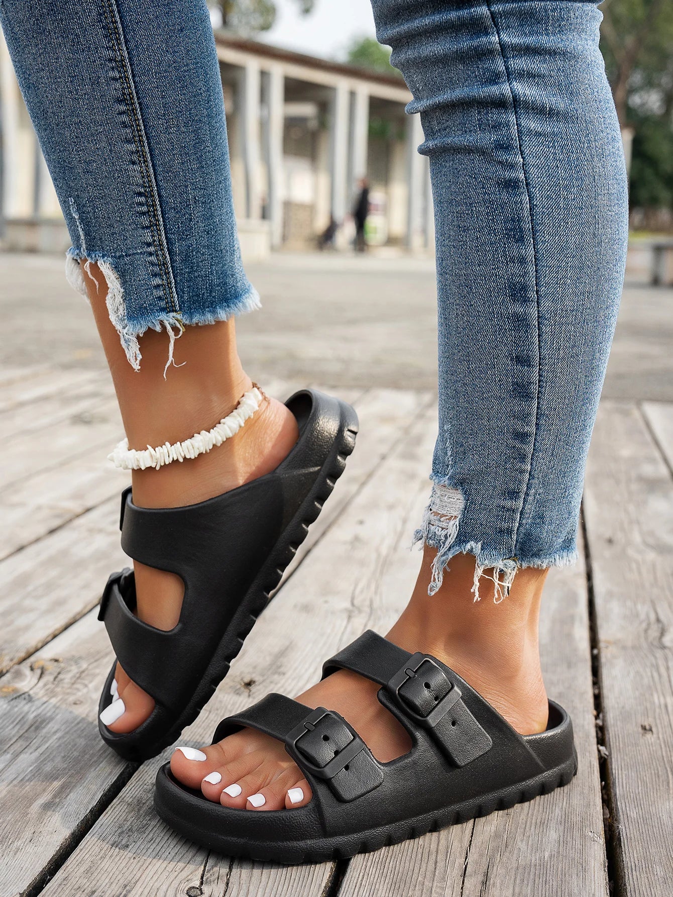 Women's New Summer Style Classic Simple Solid Color Thick-Soled Casual Eva One-Piece Buckle Flat Slip-On Beach Hollow Breathable Slippers Suitable for Outdoor and Home Use, Comfortable and Lightweight Slide-On Slippers