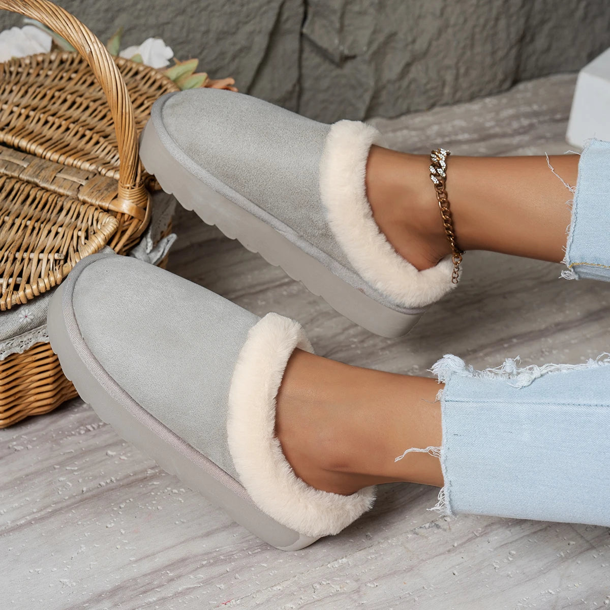 Winter fashion women's fluffy thick-soled casual shoes, thick-soled indoor anti-slip and warm with fur lining