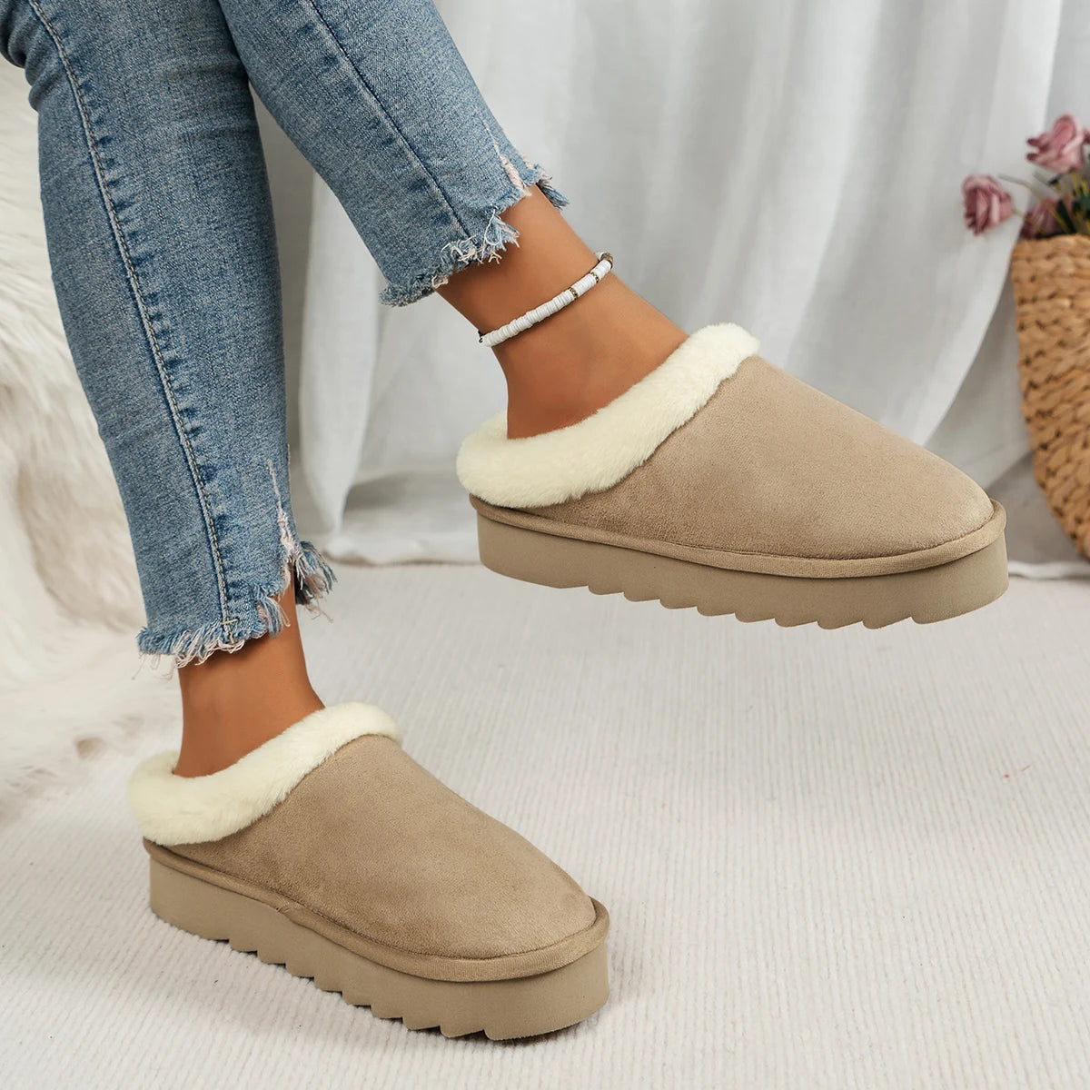 Winter fashion women's fluffy thick-soled casual shoes, thick-soled indoor anti-slip and warm with fur lining