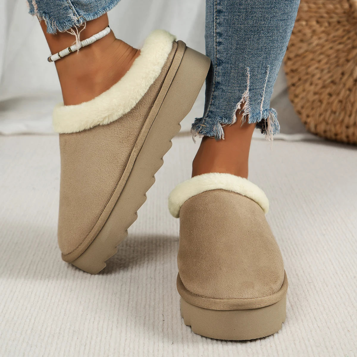 Winter fashion women's fluffy thick-soled casual shoes, thick-soled indoor anti-slip and warm with fur lining