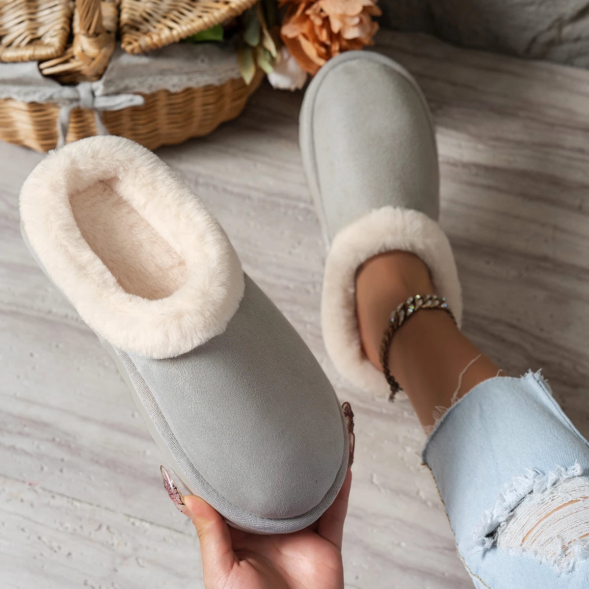 Winter fashion women's fluffy thick-soled casual shoes, thick-soled indoor anti-slip and warm with fur lining